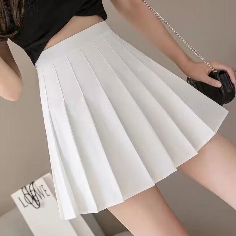 小柄な女性モデル着用プリーツスカート横からの画像
