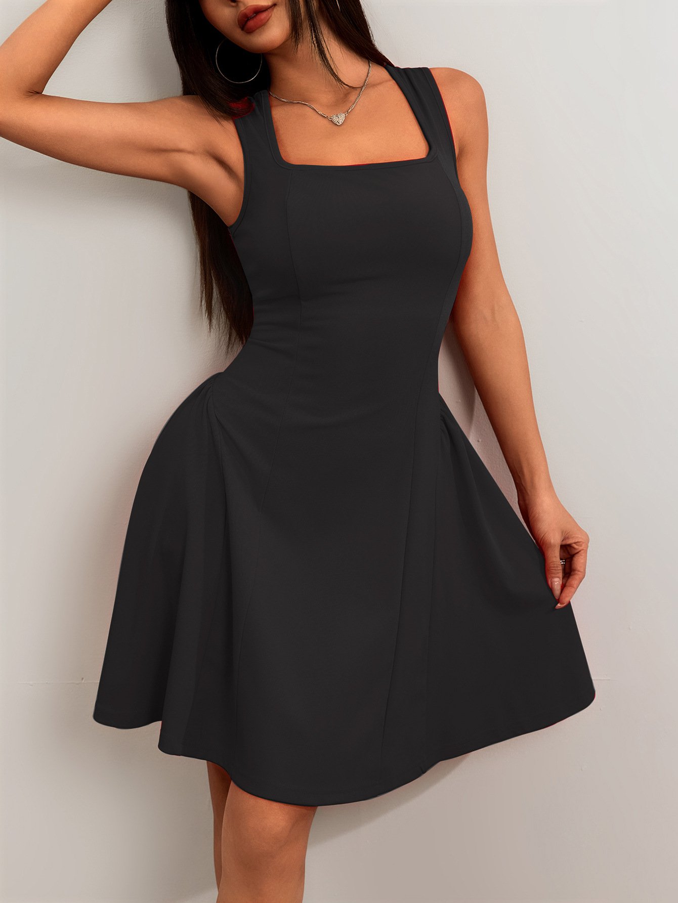 Figurbetontes ärmelloses Trägerkleid mit offenem Rücken.