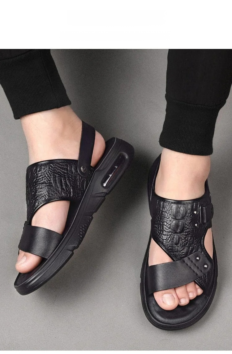 Détail du motif crocodile sur sandales 2way homme