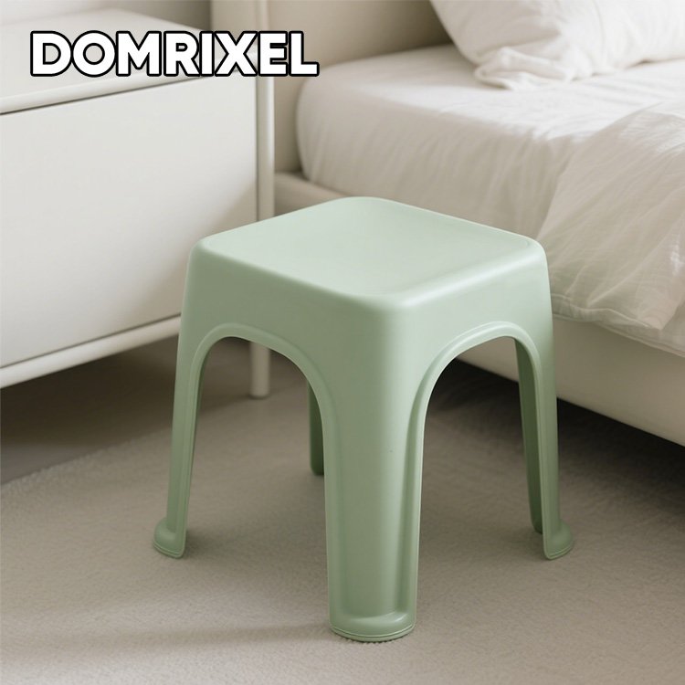 小さなプラスチック製スツール