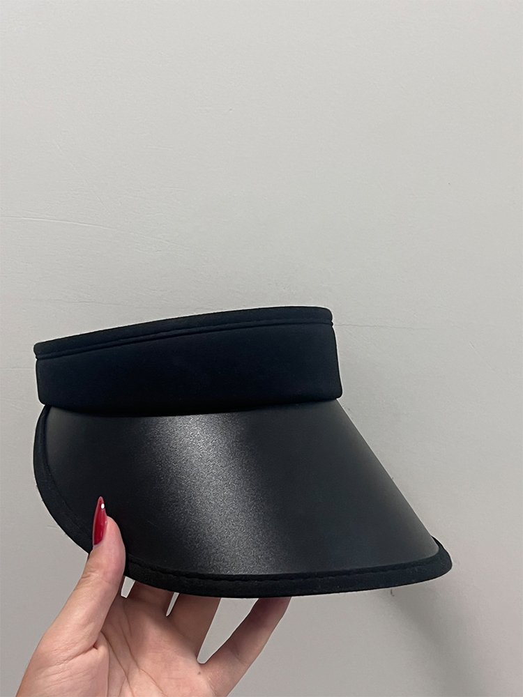 세련된 디자인의 넓은 챙 모자 측면 이미지