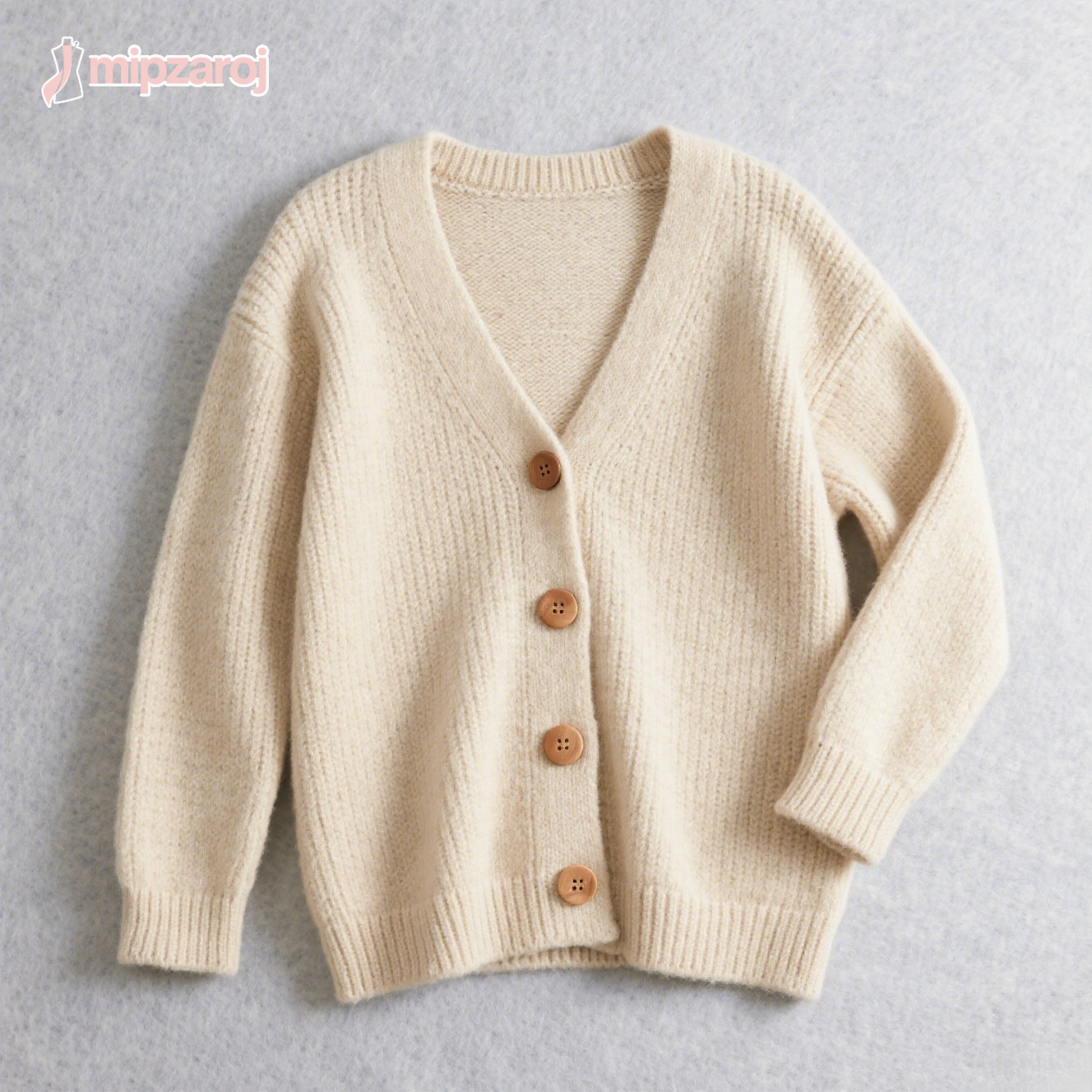 ベージュのニットカーディガン