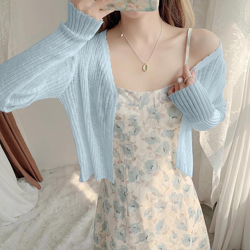 여름 얇은 슬립에 가디건 블라우스 자외선 차단  니트 스커트에 짧은 점퍼를 입는다