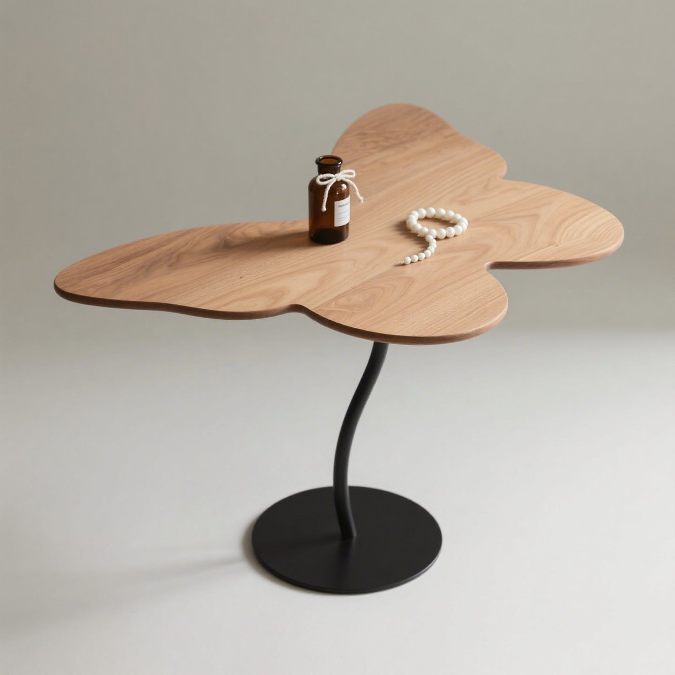 Rohový stolek ve tvaru motýla u pohovky