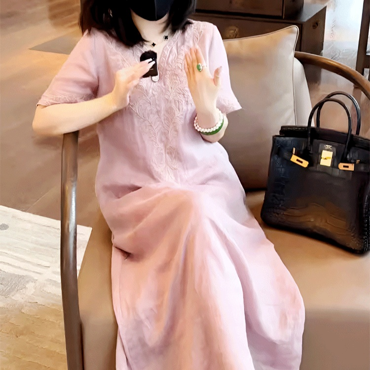 エレガントな刺繍入りワンピースのフロントデザイン