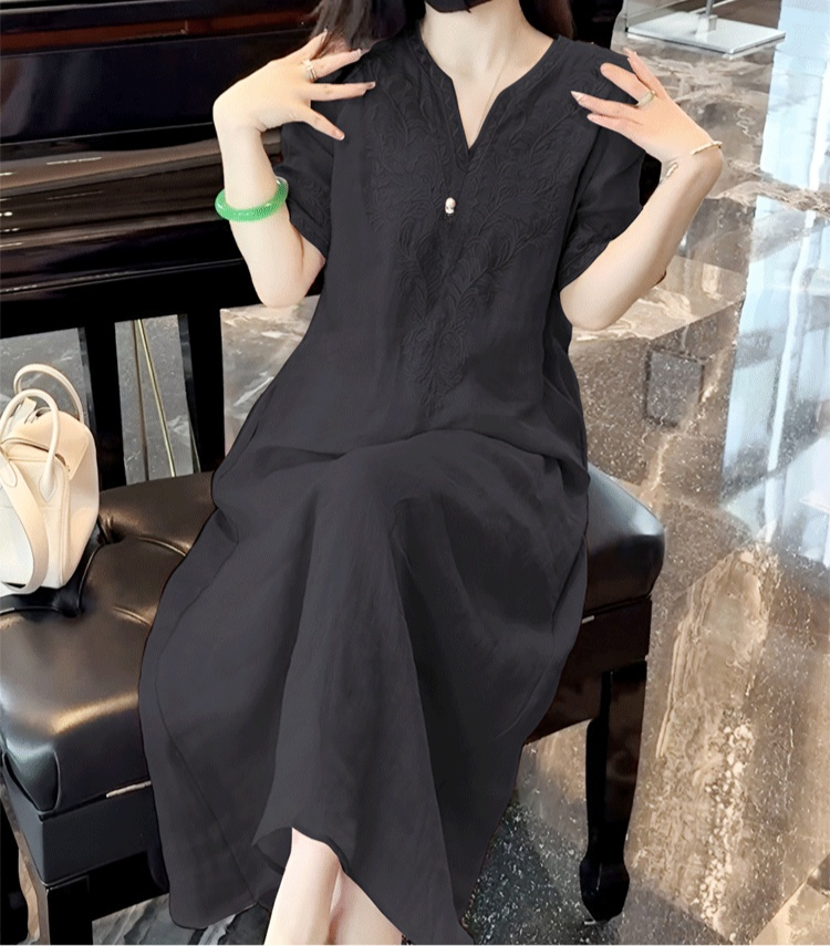 リネン刺繍ワンピースの美しい刺繍ディテール