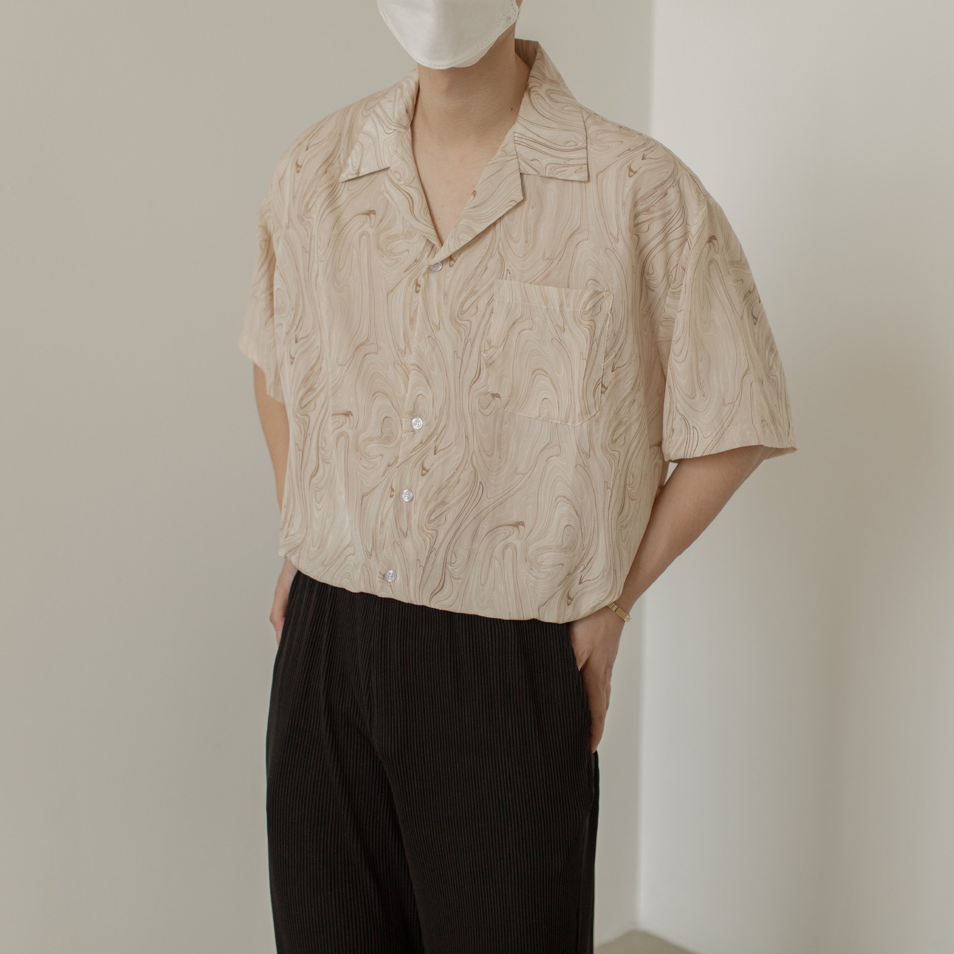 넉넉한 루즈핏 실루엣 남자 셔츠