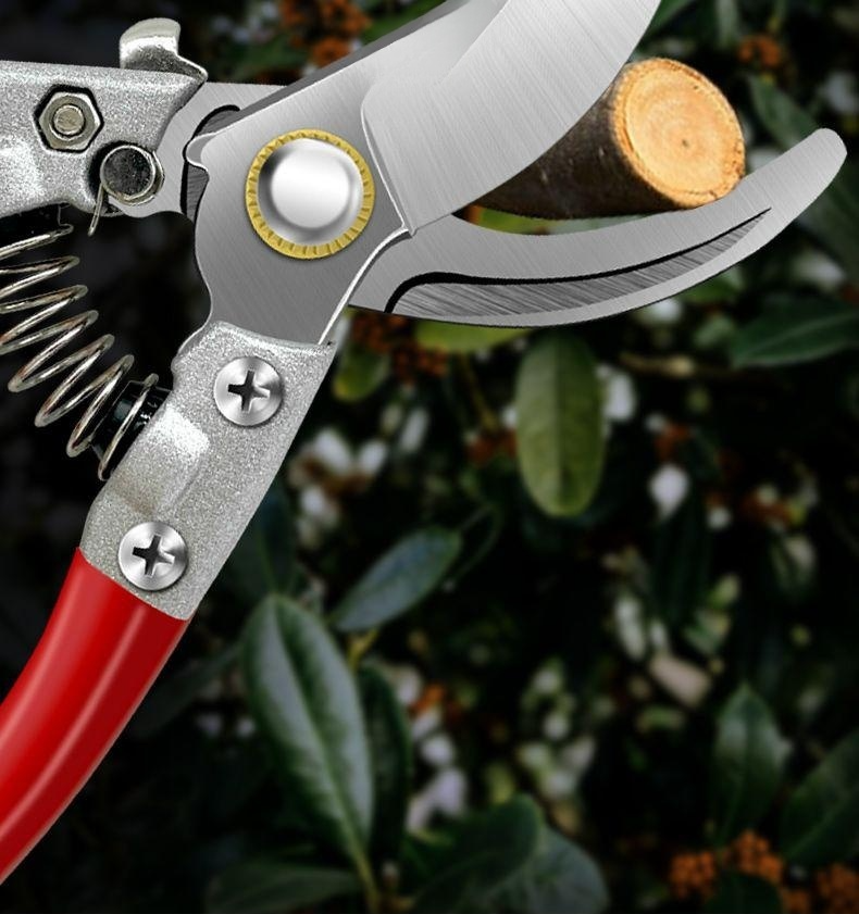 Pružinový mechanismus nůžek na větve