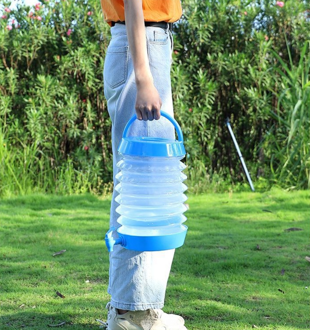 ウォータージャグの注ぎ口と便利なハンドル