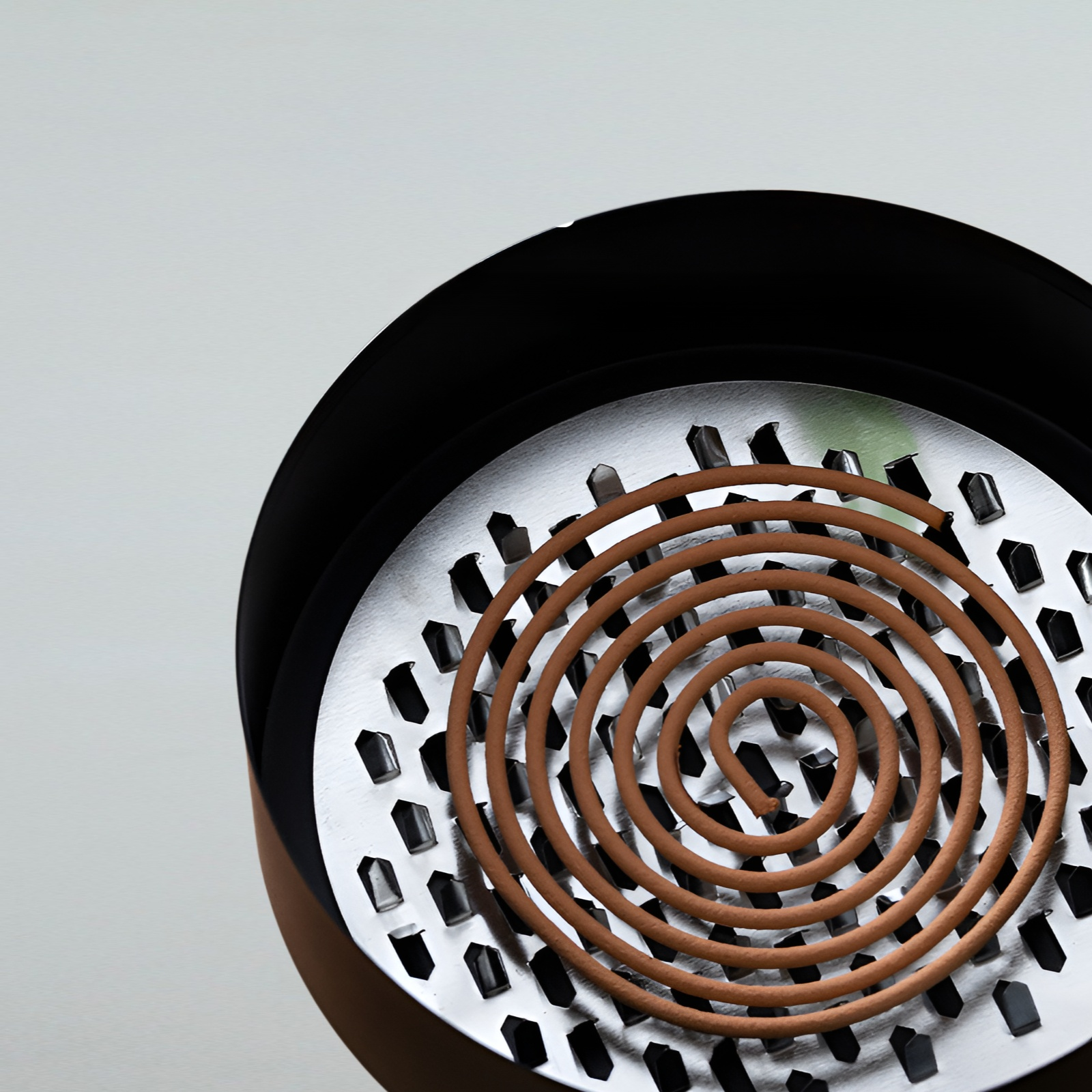 Creative iron mosquito coil cage with handle, toilet can hang mosquito coil rack with cover, firepro