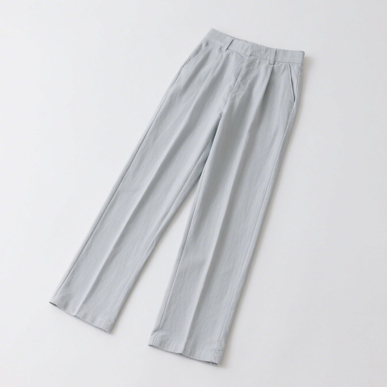 ナチュラルカラーのコットンリネンパンツ着用イメージ