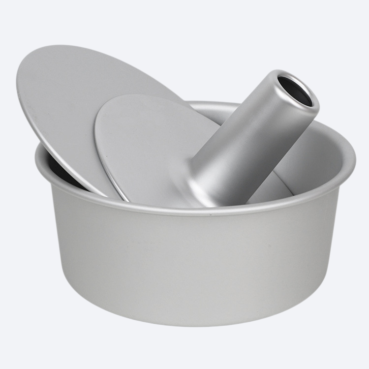 베이킹 도구에 원형 케이크 금형을 높이다