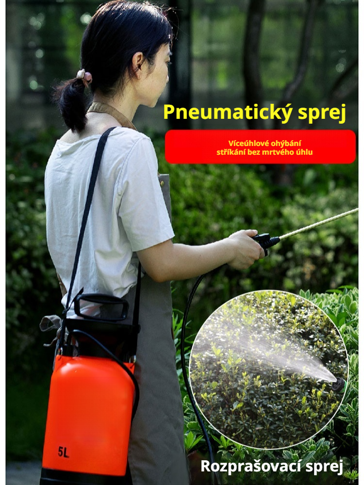 Malá konvička na zalévání, zahradní postřikovač