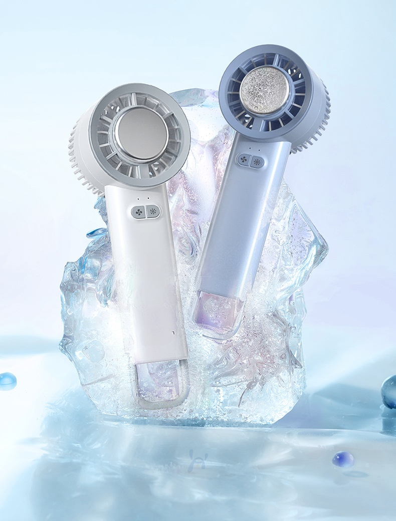 USB充電式小型扇風機の使用イメージ