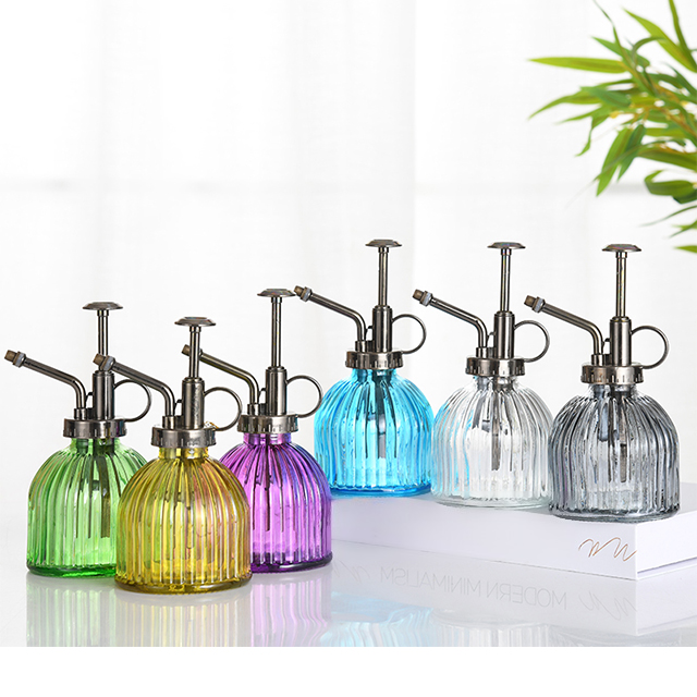 Vintage barevné skleněné konve na zalévání