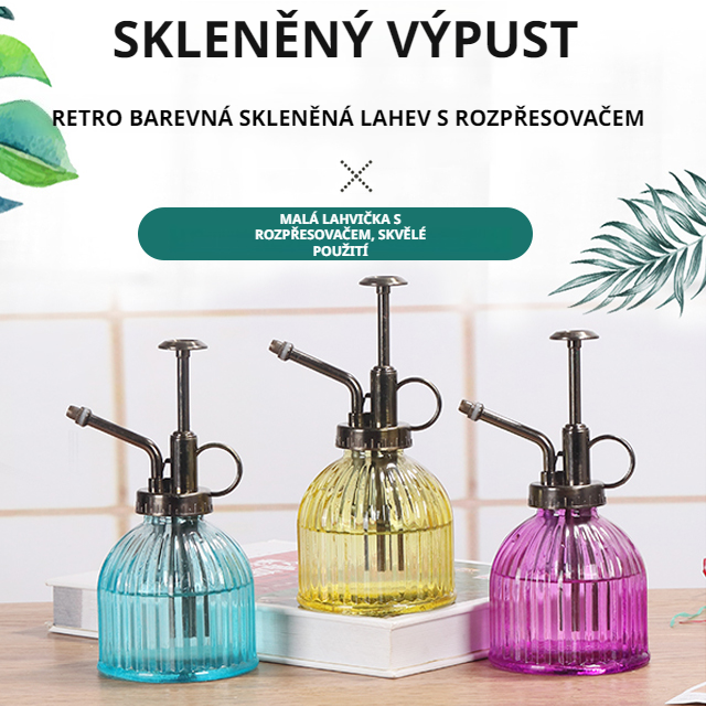 Vintage barevné skleněné konve na zalévání