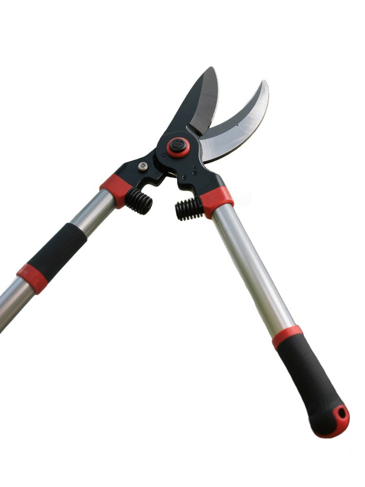 Teleskopické výškové zahradnické nůžky při stříhání vysokých větví