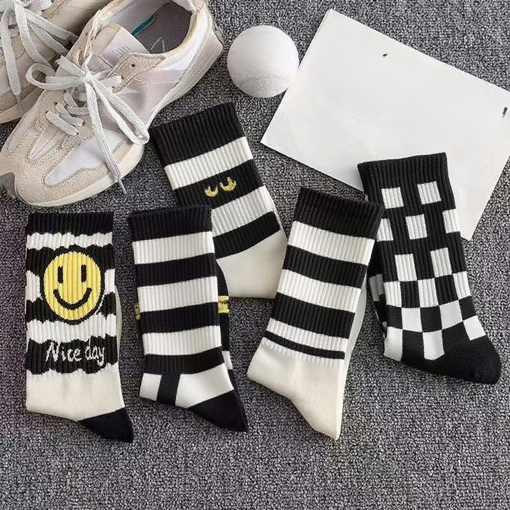 여성 겨울 패션에 어울리는 스트라이프 양말