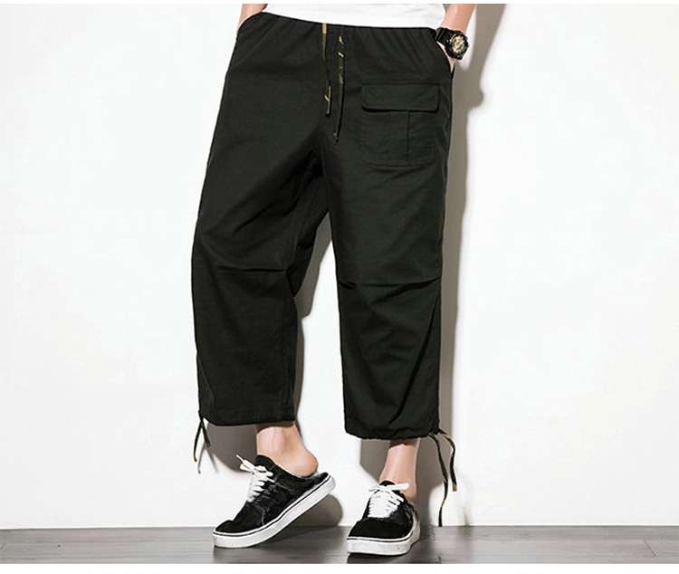 動きやすいジョガー仕様のパンツディテール