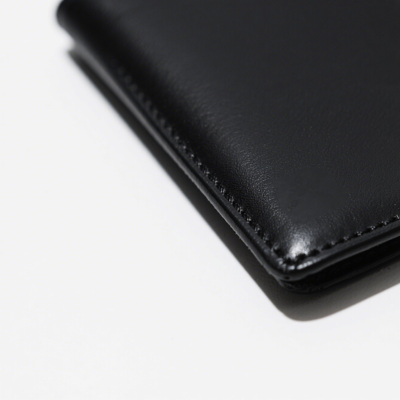 Elegantní černé kožené pouzdro na peníze – detail přední strany