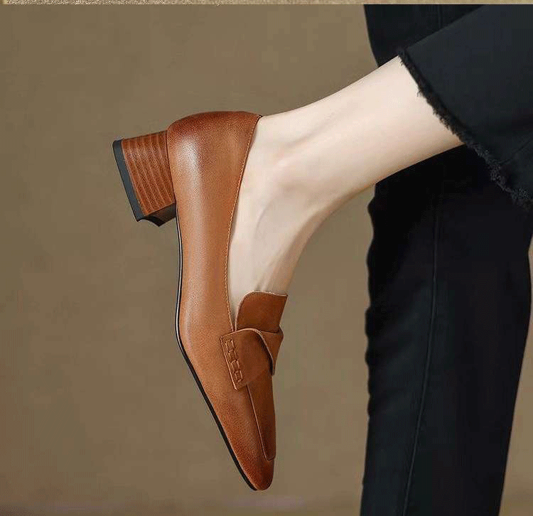 女性らしさを引き立てる美脚ローファーのヒール部分