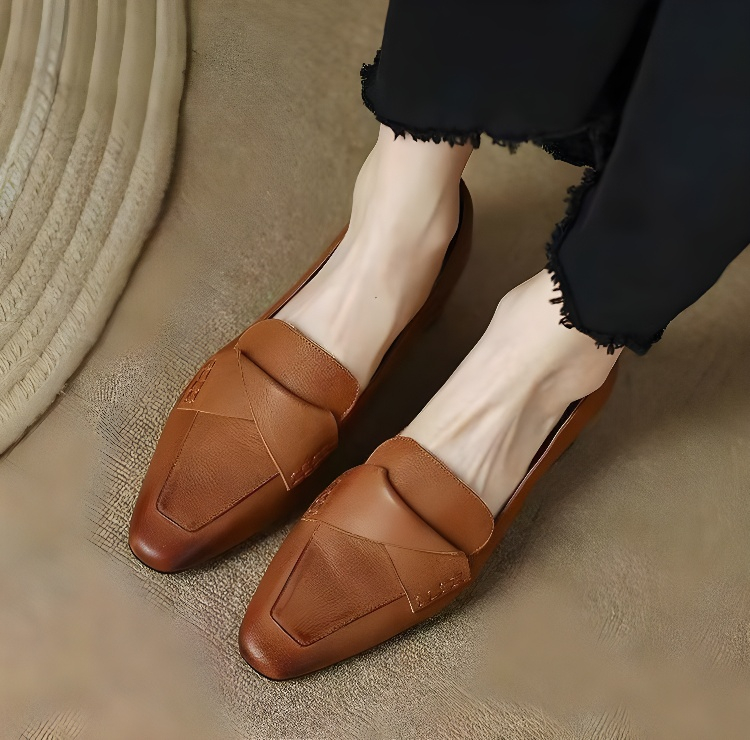 軽量で歩きやすいクロスレイヤー美脚ローファー