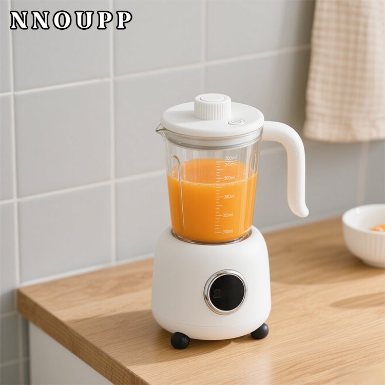 Kompakte elektrische Saftpresse mit frischem Orangensaft