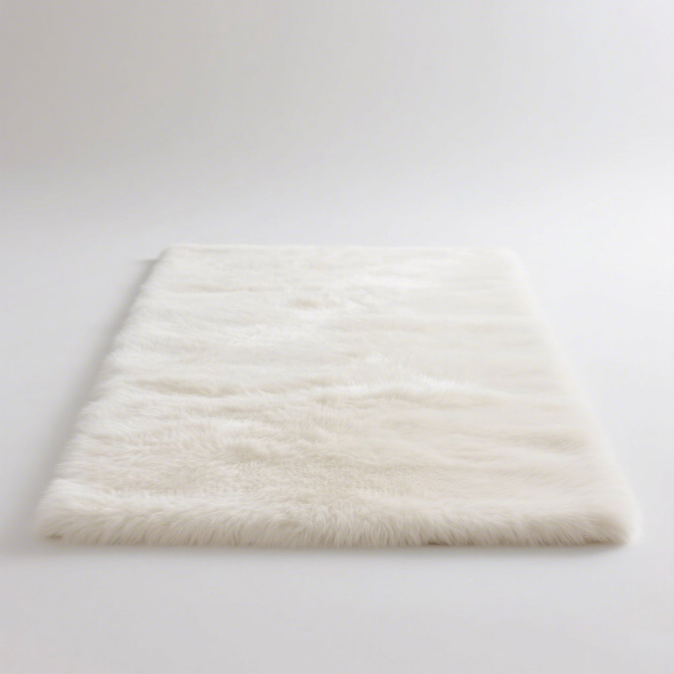 Mléčně bílý koberec v moderním obývacím pokoji