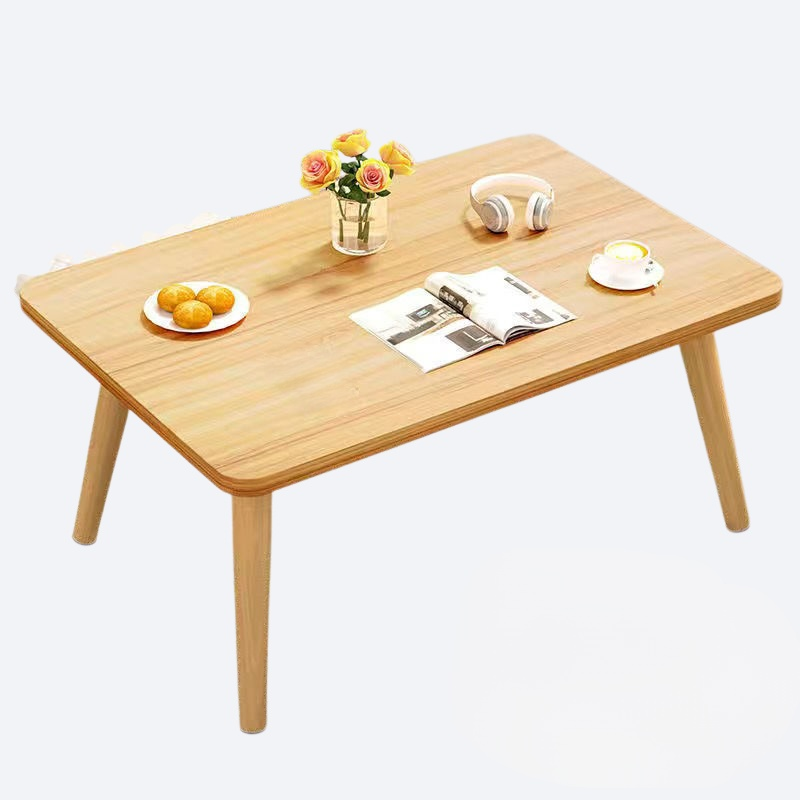 簡潔で低い足の小さなテーブル