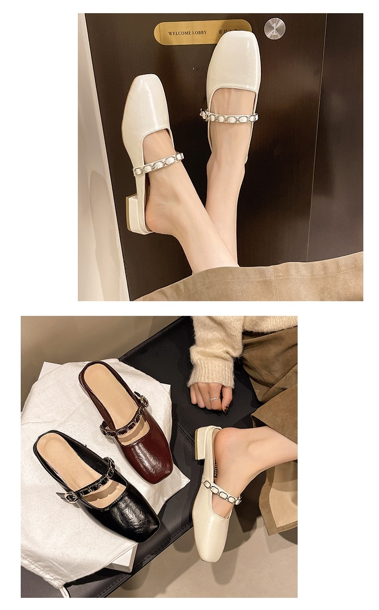 おしゃれなローヒールチェーン付きサンダル全体写真