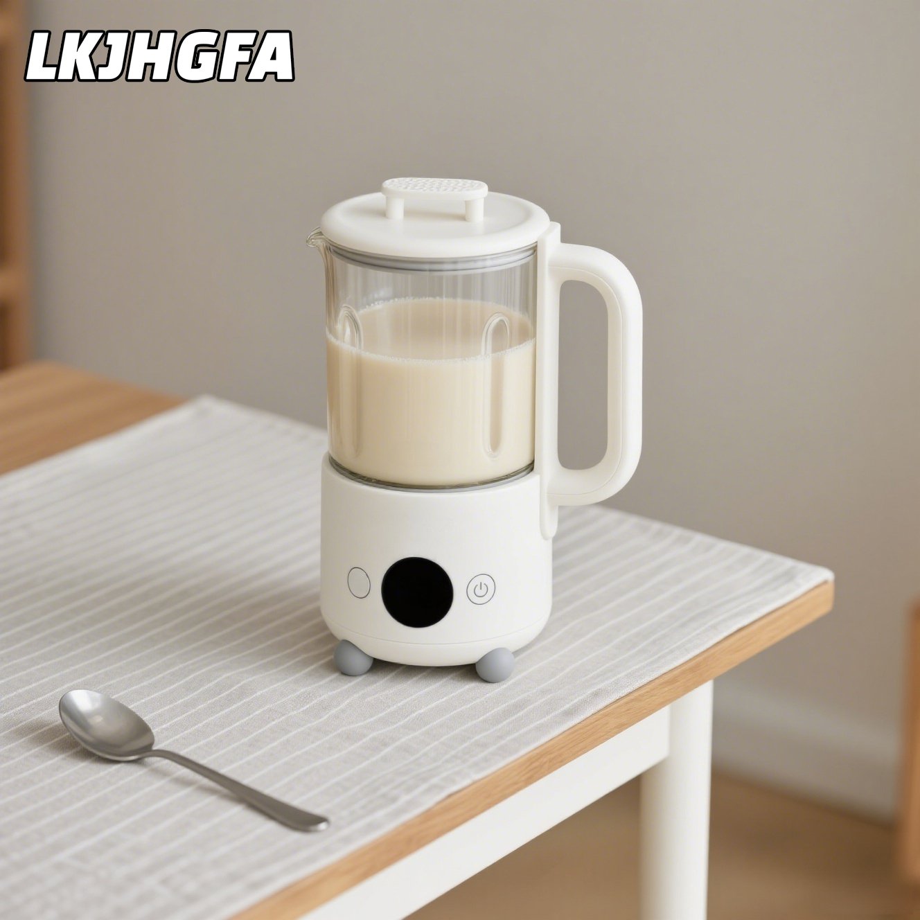 Detalle de cuchillas de acero inoxidable en licuadora automática