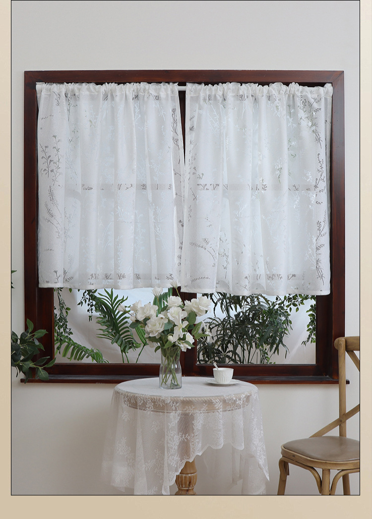 リビングルームに設置された花柄カーテン