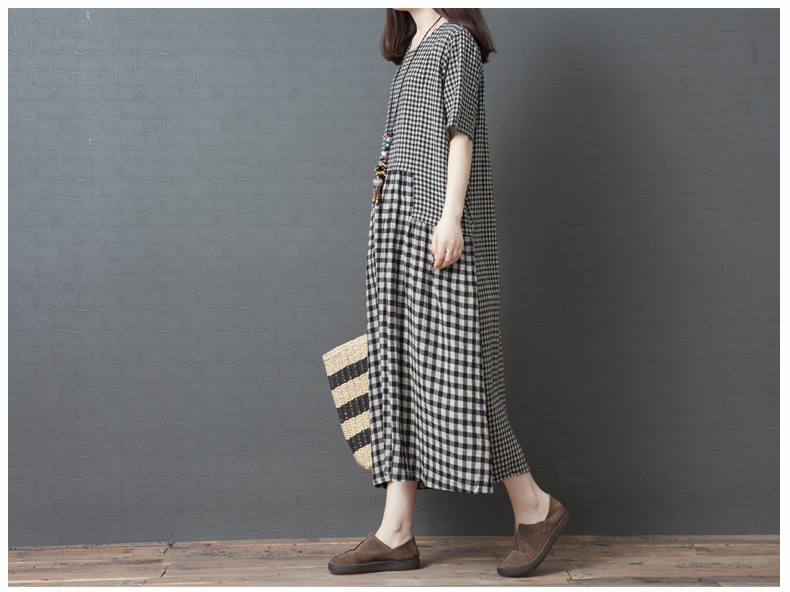 ゆったりシルエットのレディースドレス着用イメージ