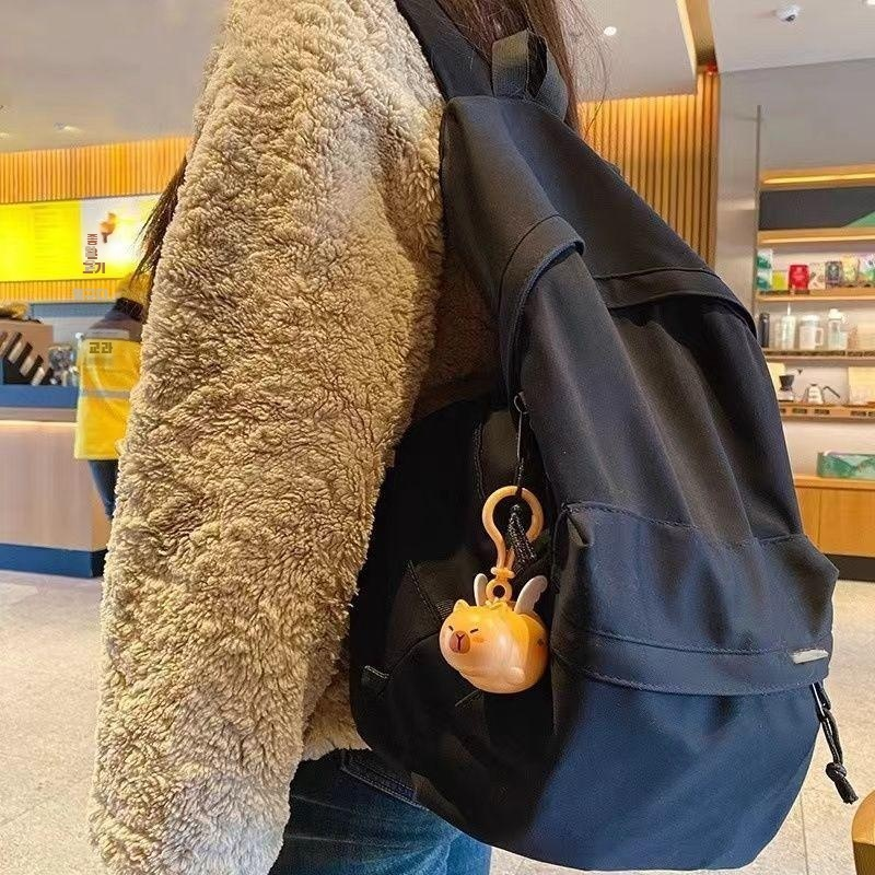 비주얼 장신구로서의 카피바라 돌고래 키링 클로즈업