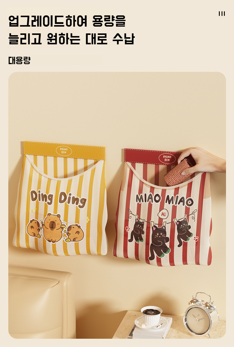 여러 가지 옷을 수납한 대용량 가방 상세 이미지