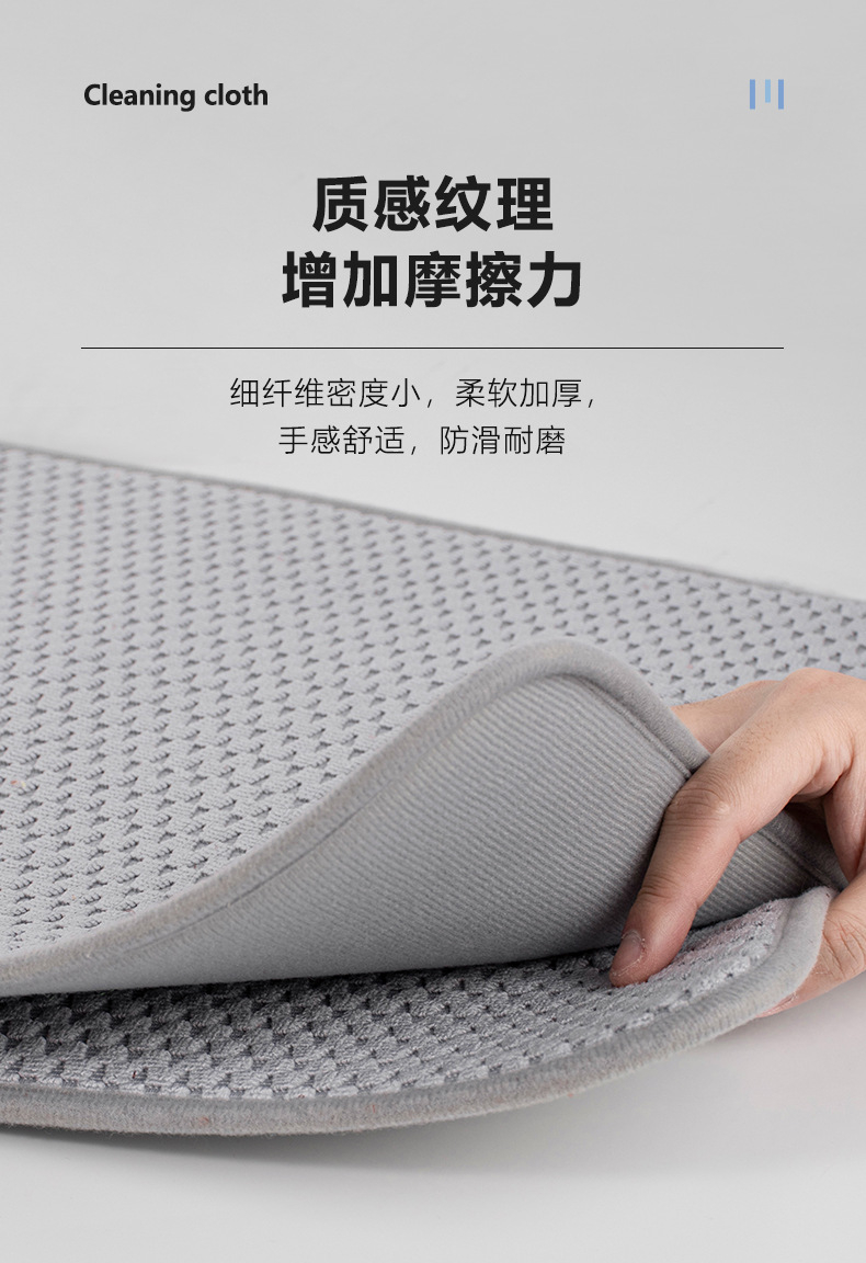 乾燥中のグラスと皿を乗せた水切りマット