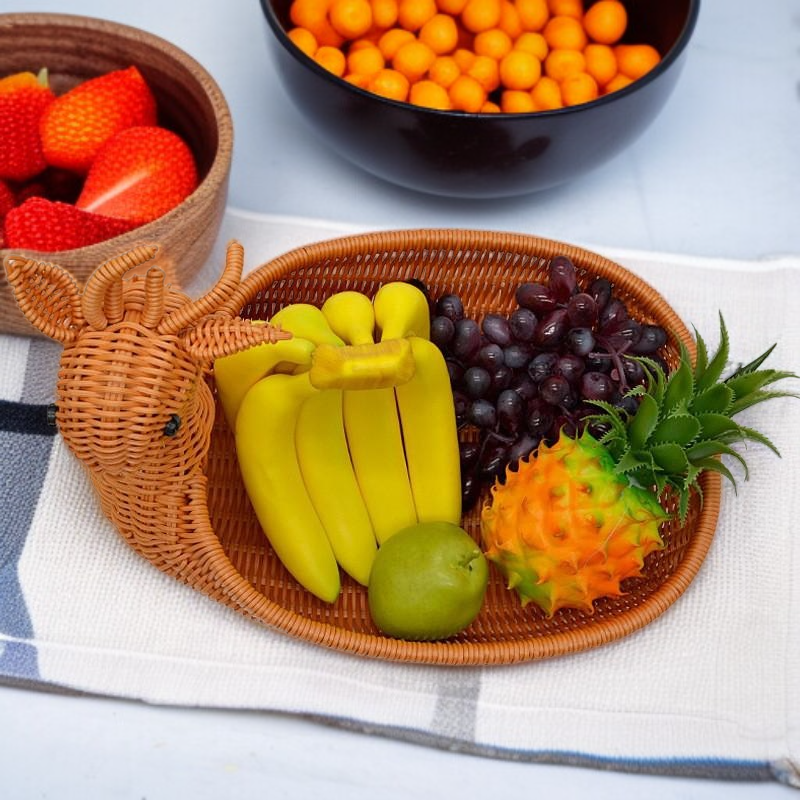 과일을 담은 만화 짜임 바구니