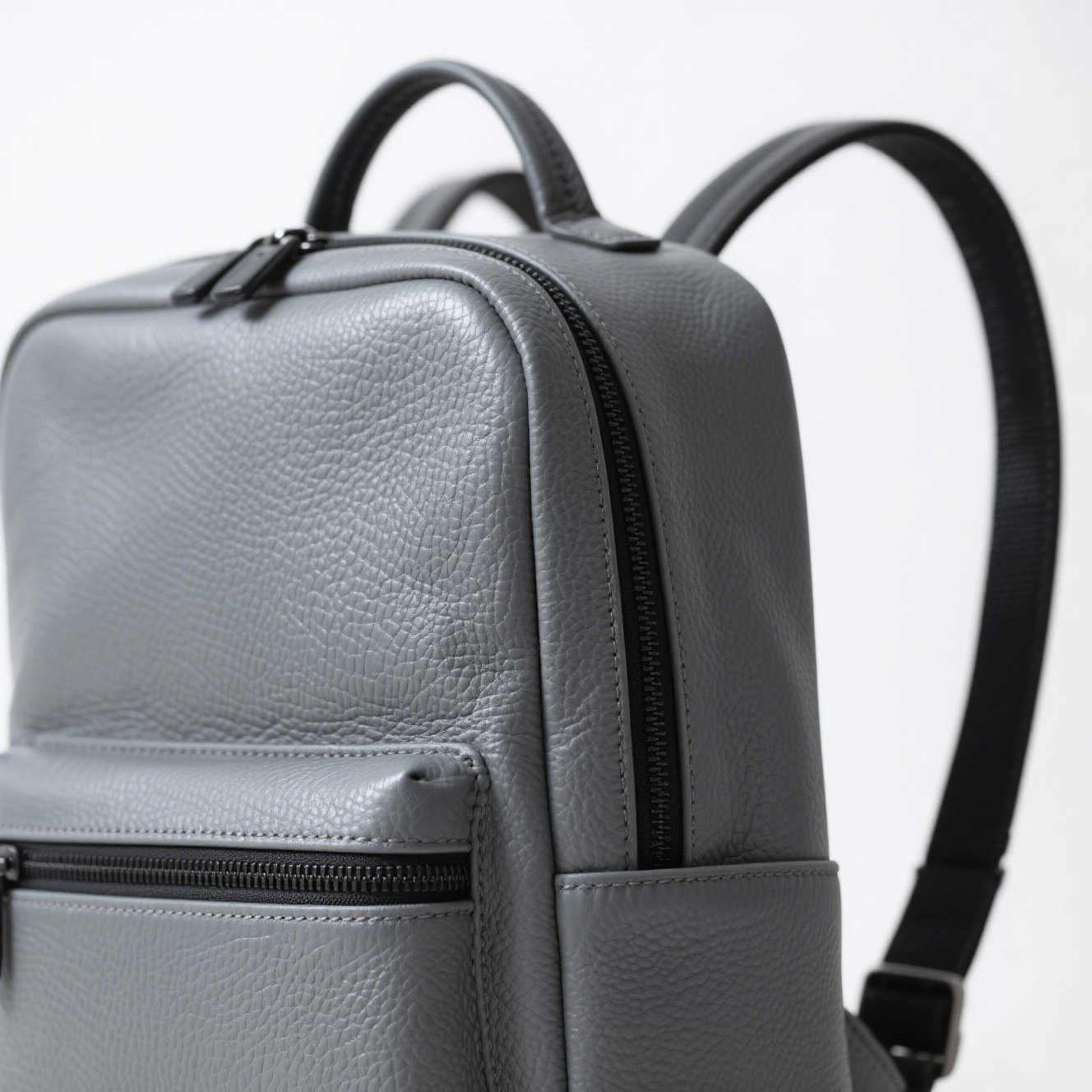 Šedý moderní batoh