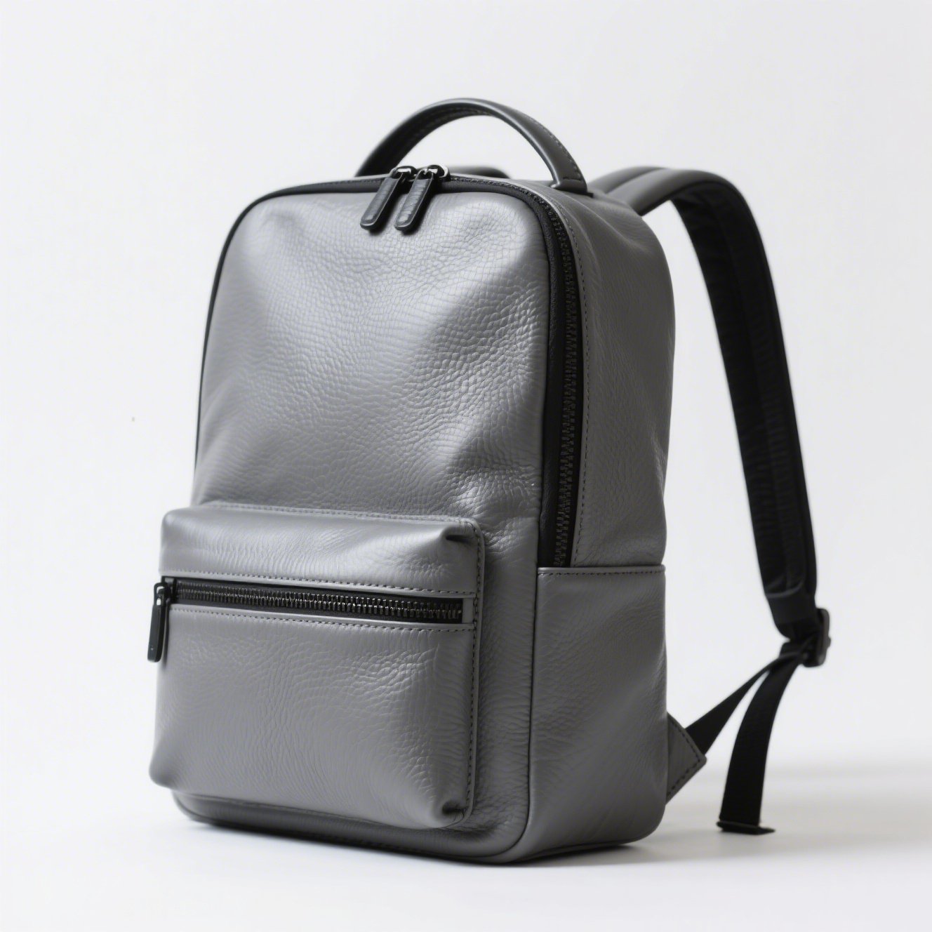 Detail šedého moderního batohu