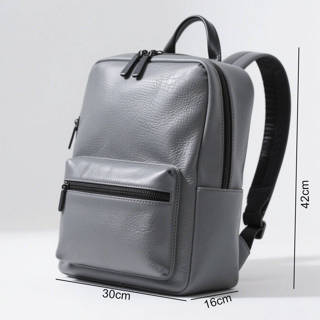 Šedý batoh na zádech muže