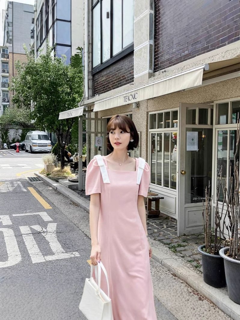 Francouzské bublinkové šaty s hranatým výstřihem