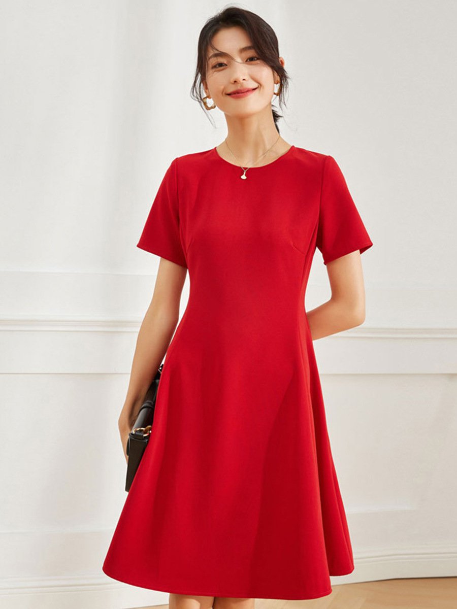 Šaty áčkového střihu střední délky s krátkými rukávy pro úzký střih