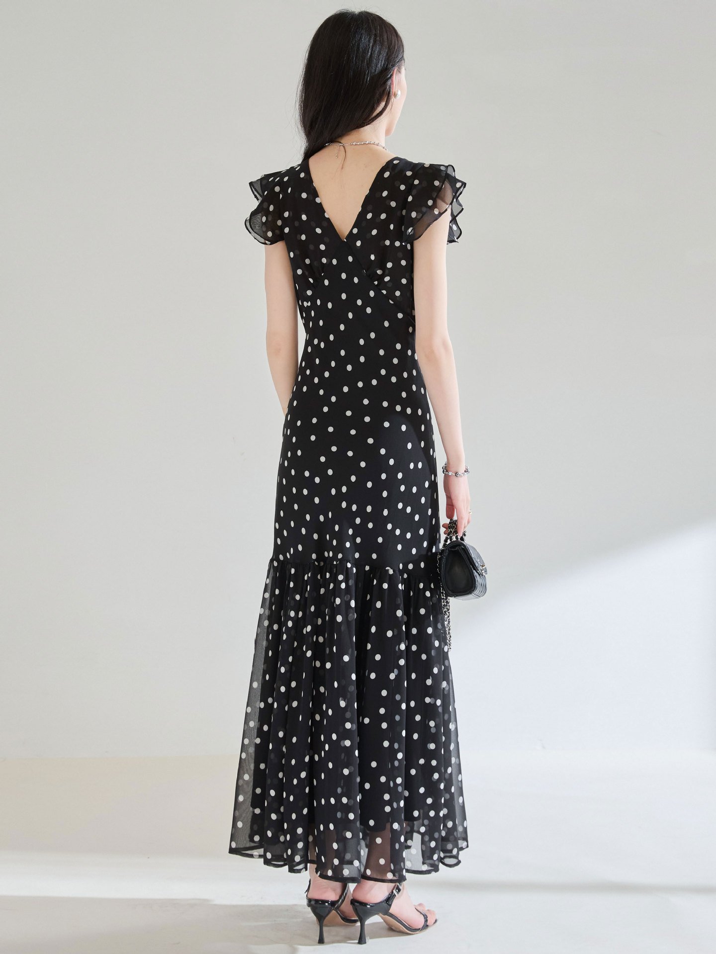 Puntíkaté šaty s volnými rukávy a úzkým pasem