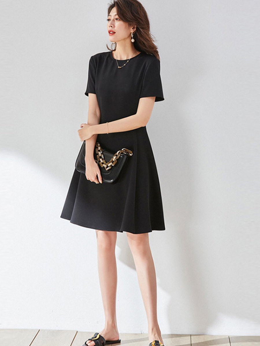 Šaty áčkového střihu střední délky s krátkými rukávy pro úzký střih