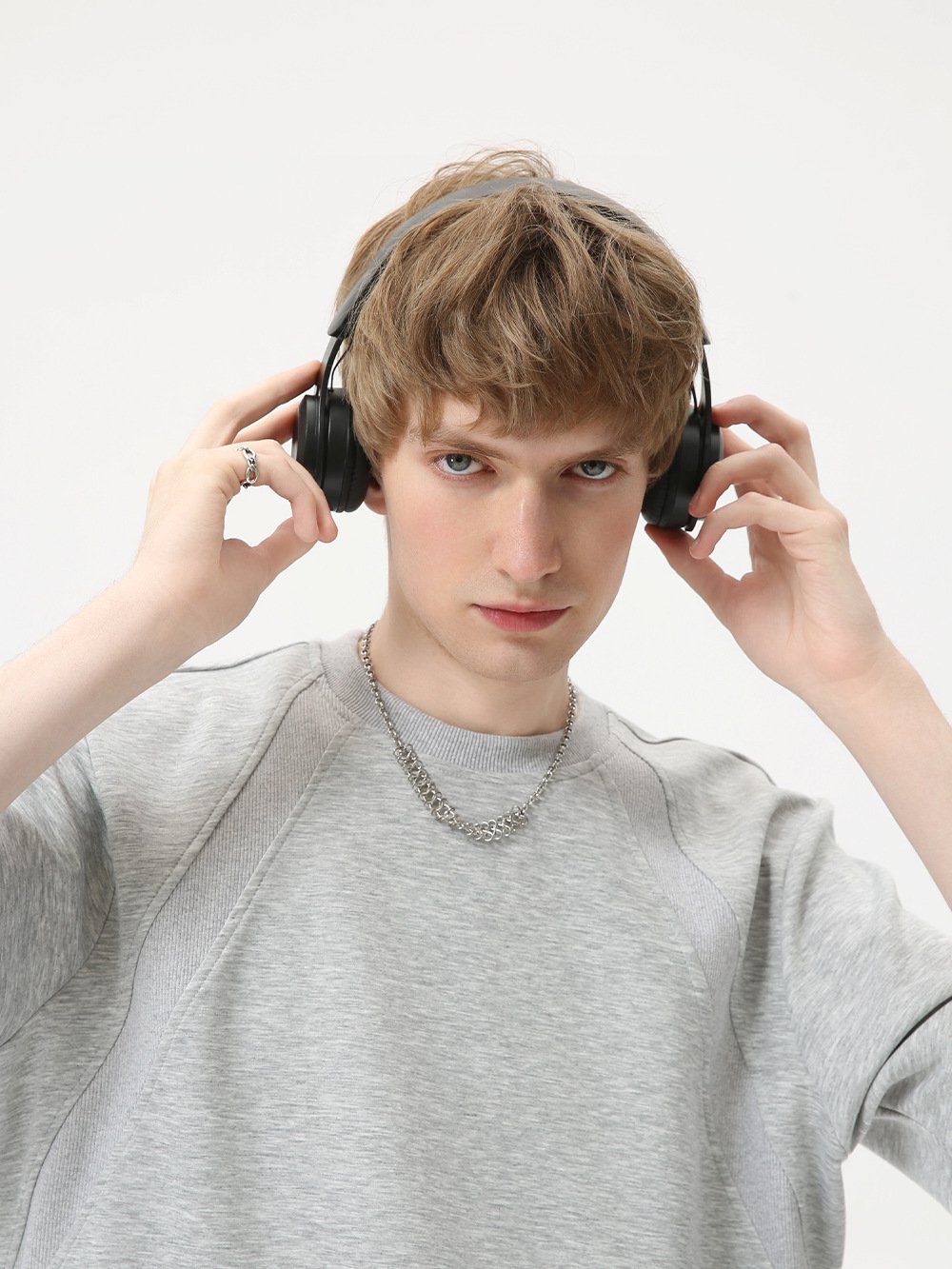 Volné krátké rukávy