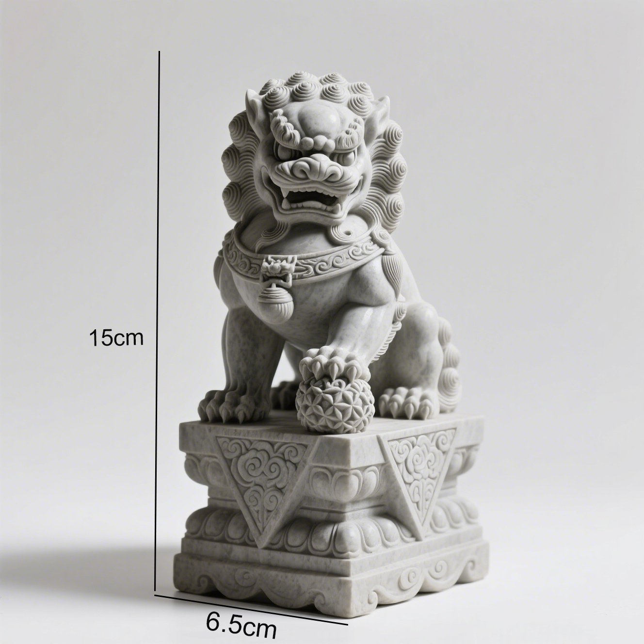 Umělecké dřevěné sochy lvů na poličce