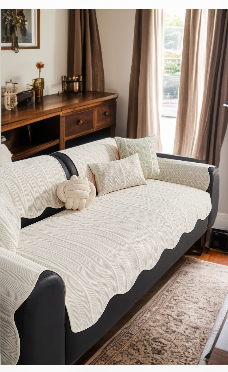 럭셔리 이형 소파 쿠션의 고정력 강조 컷