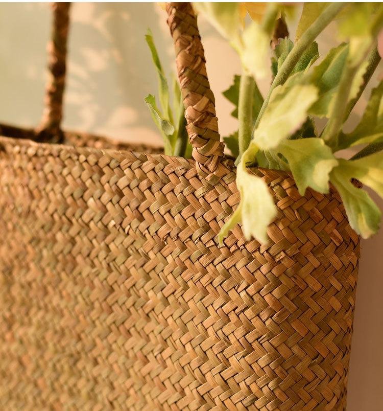 Panier à fleurs naturel dans un salon moderne