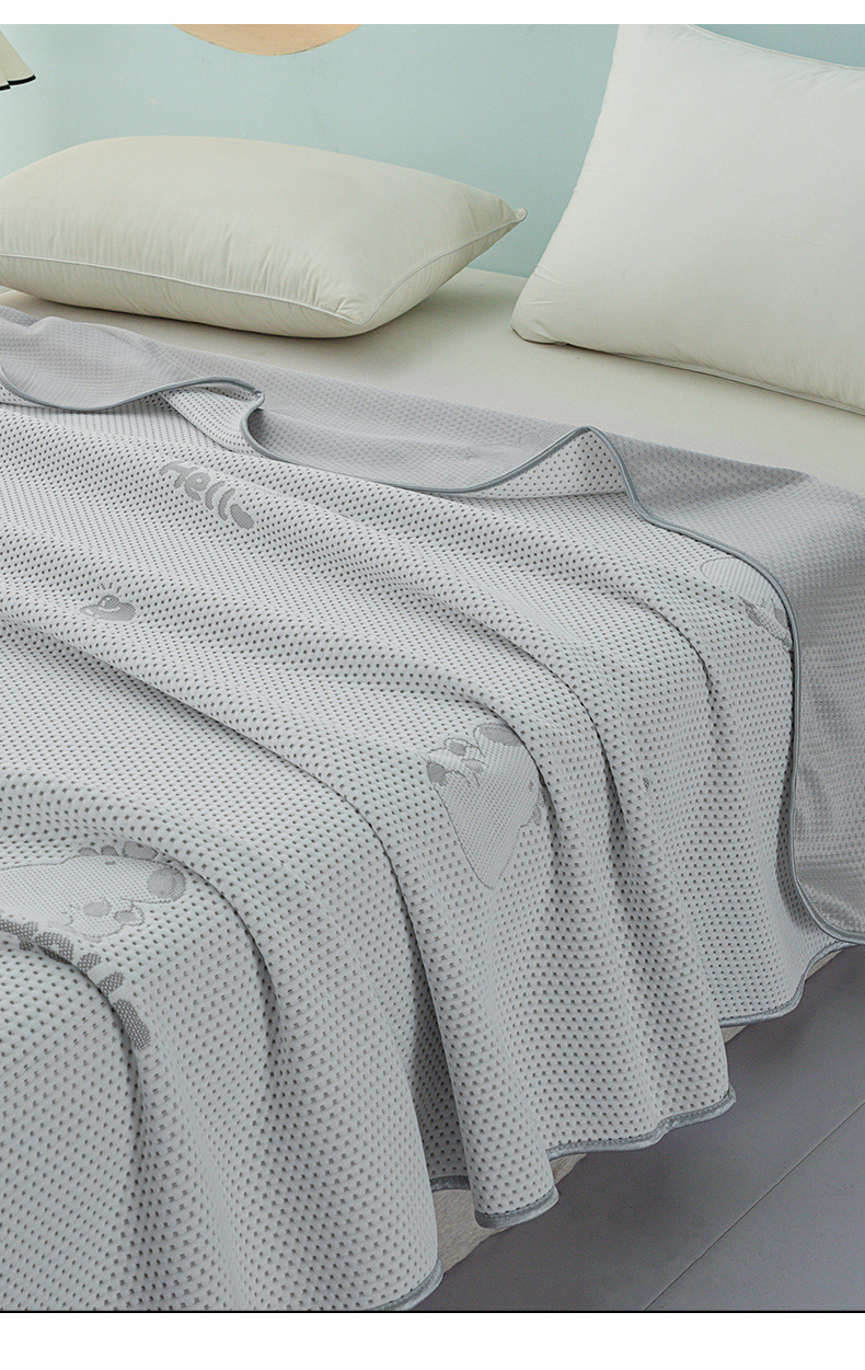 가벼운 소재의 쿨링 여름 이불 접은 모습