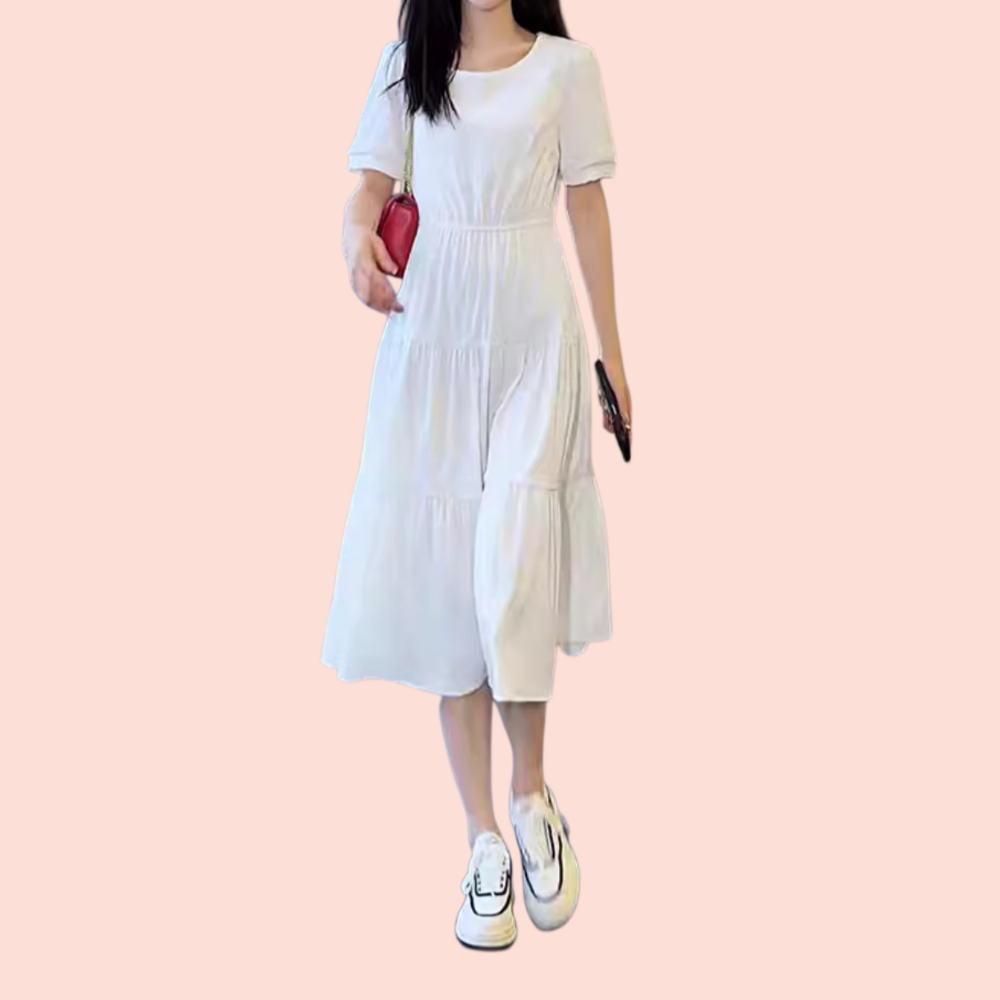 ミディアム丈のウエストを絞ったスリムなカジュアルドレス